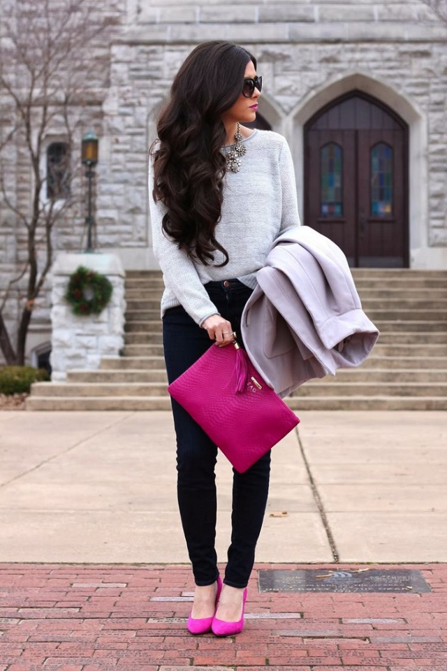 outfit casual con bolsos fucsia